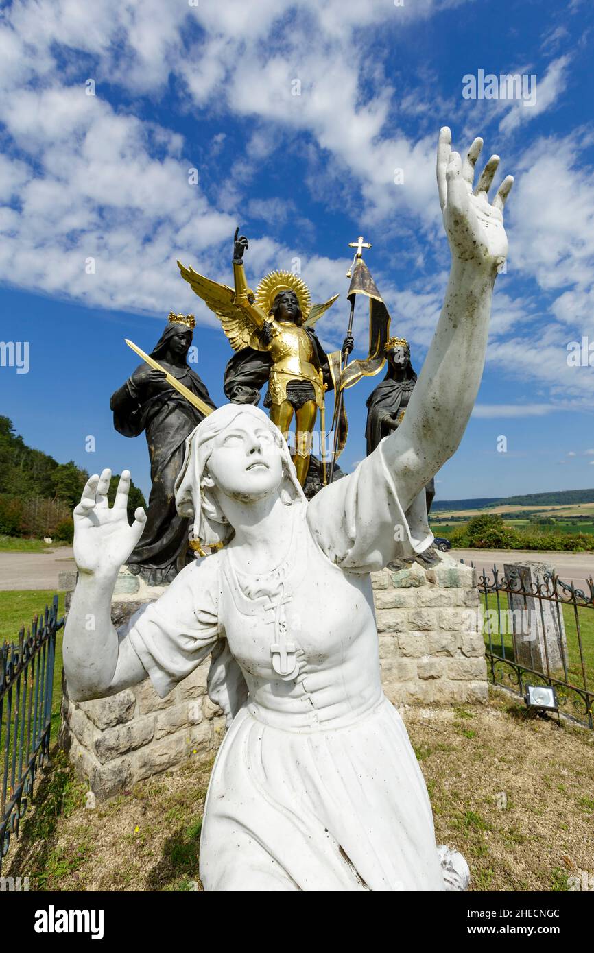 File:Statue de Jeanne d'Arc à l'extérieur de l'église Saint-Pierre