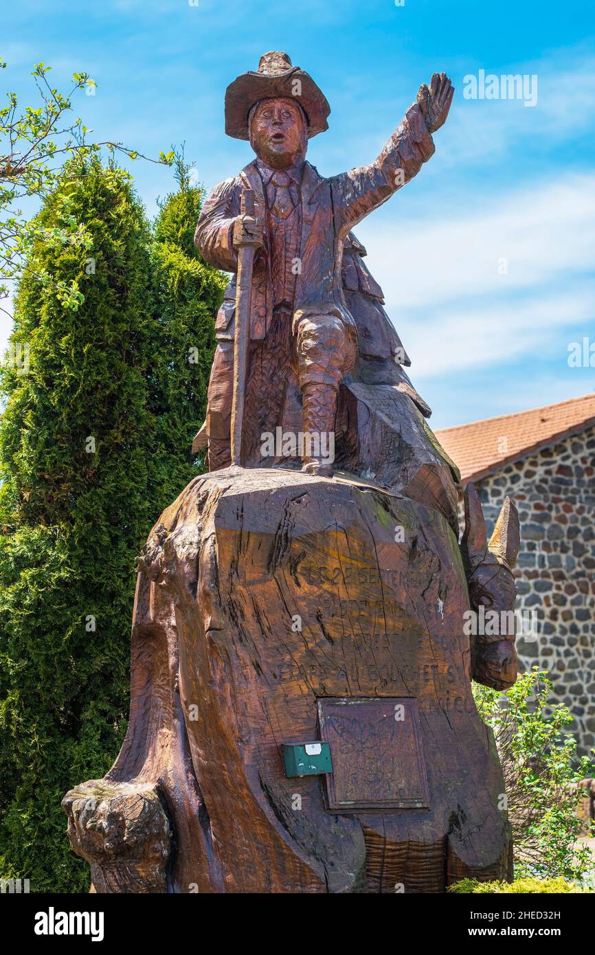 France, Haute-Loire, Le Bouchet-Saint-Nicolas, village on the Stevenson trail or GR 70, wooden statue of Robert Louis Stevenson and his donkey Modestine Stock Photo