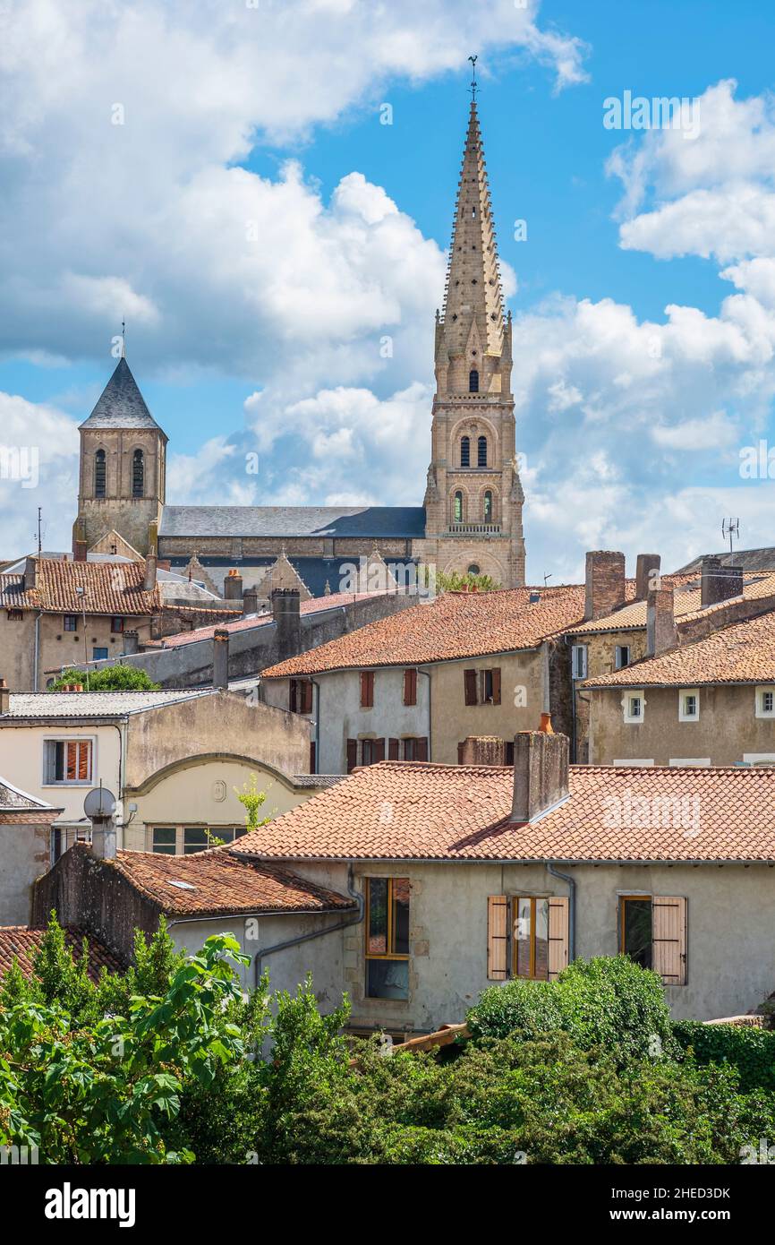 France, Deux-Sevres, Parthenay, step on one of the ways to Santiago de Compostela (Plantagenet Way), Saint-Laurent church Stock Photo