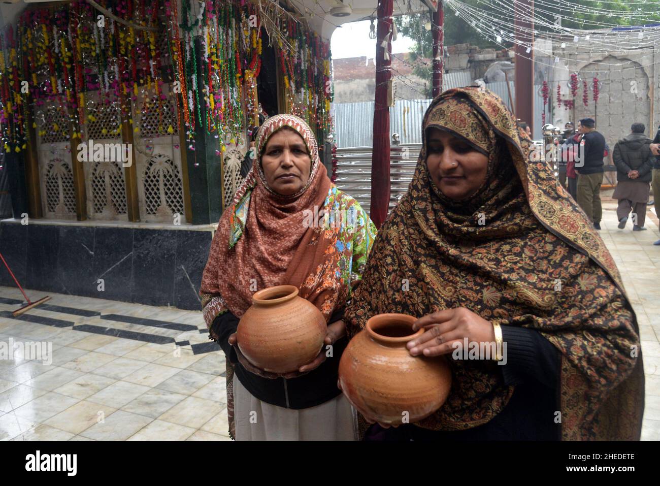 Lahore, Pakistan. 10th Jan, 2022. Pakistani women devotees bringing water for ablution of the graves at the shrine of the mausoleum of Ruqayyah Bint Ali known as Bibi Pak Daman in Lahore, Pakistan on January 10, 2022. Women devotees participate rituals during 995th three days annual religious ritual washing ceremony on the eve of Urs celebrations. Legend has it that it holds the graves of six ladies from Muhammad's household (Ahl Al-Bayt). (Photo by Rana Sajid Hussain/Pacific Press/Sipa USA) Credit: Sipa USA/Alamy Live News Stock Photo
