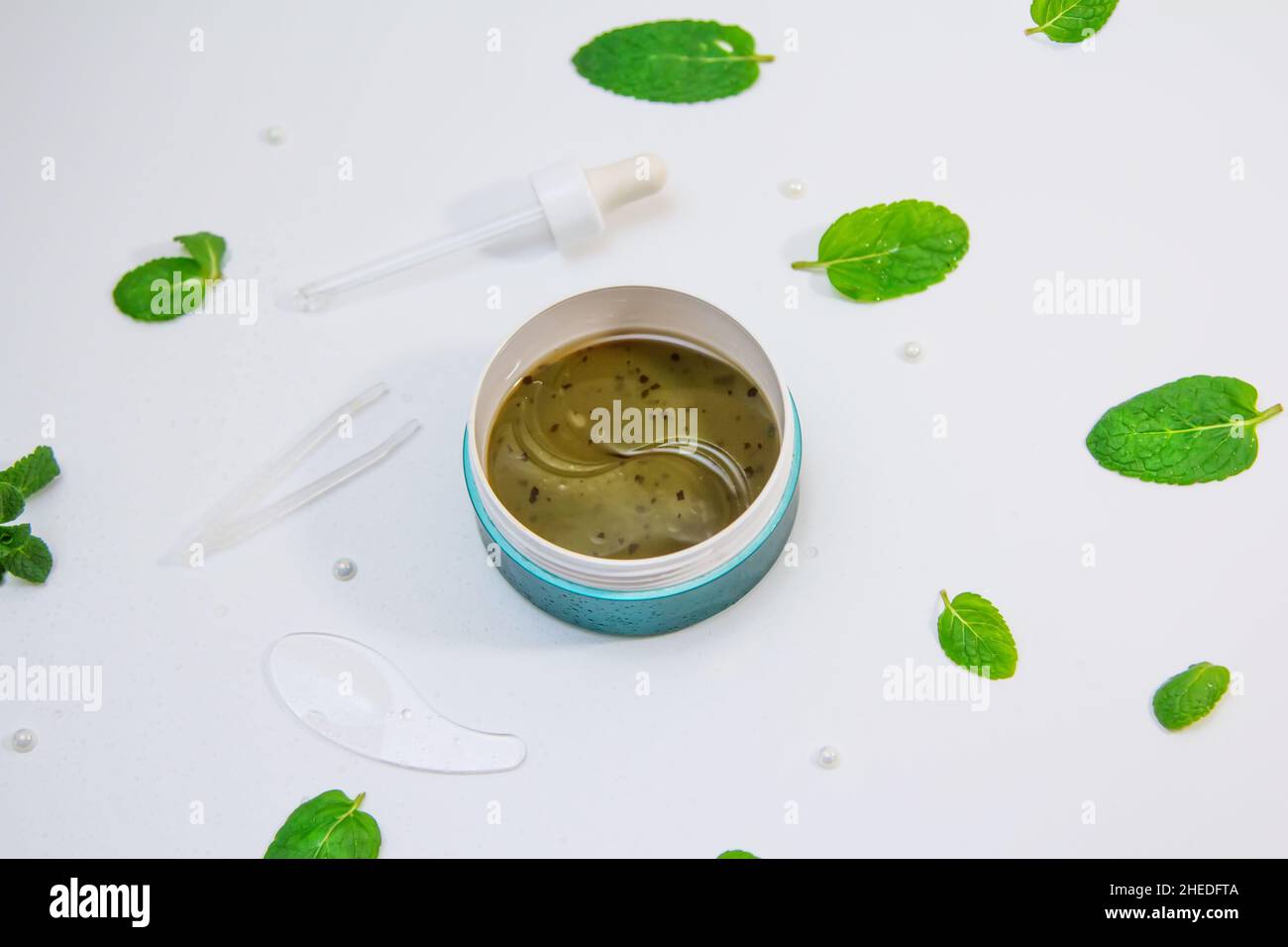 Hydrogel cosmetic moisturizing and refreshing collagen eye patches on