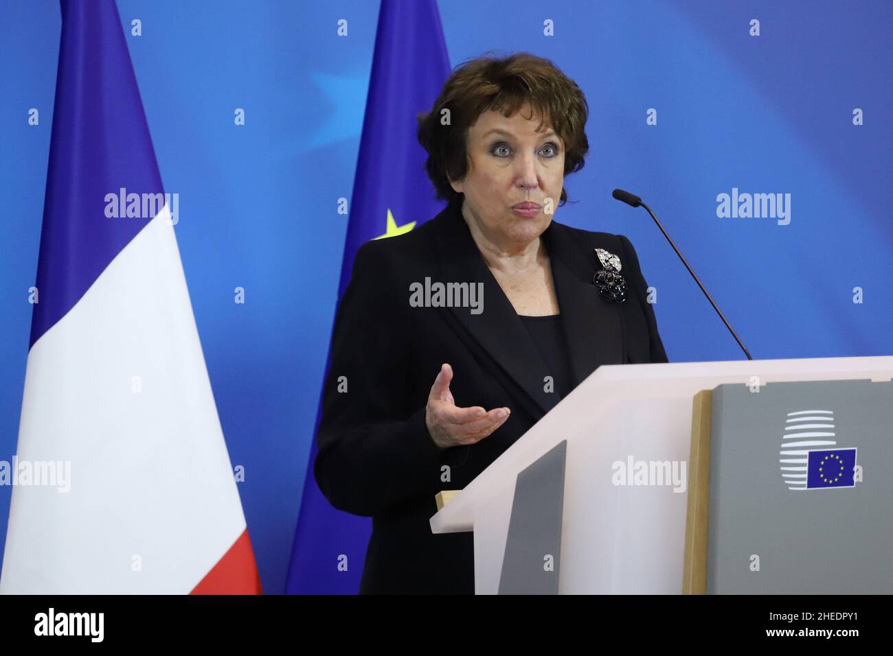 Brussels, Belgium. 10th Jan, 2022. Roselyne BACHELOT-NARQUIN, French Minister of Culture, center, speaks at the inauguration ceremony of the artwork of the French Presidency entitled ''L'Etoffe de l'Europe'' in the atrium of the Justus Lipsius building in Brussels, Belgium, January 10, 2022. France took over the rotating presidency of the EU Council on January 1, 2022. (Credit Image: © Valeria Mongelli/ZUMA Press Wire) Stock Photo