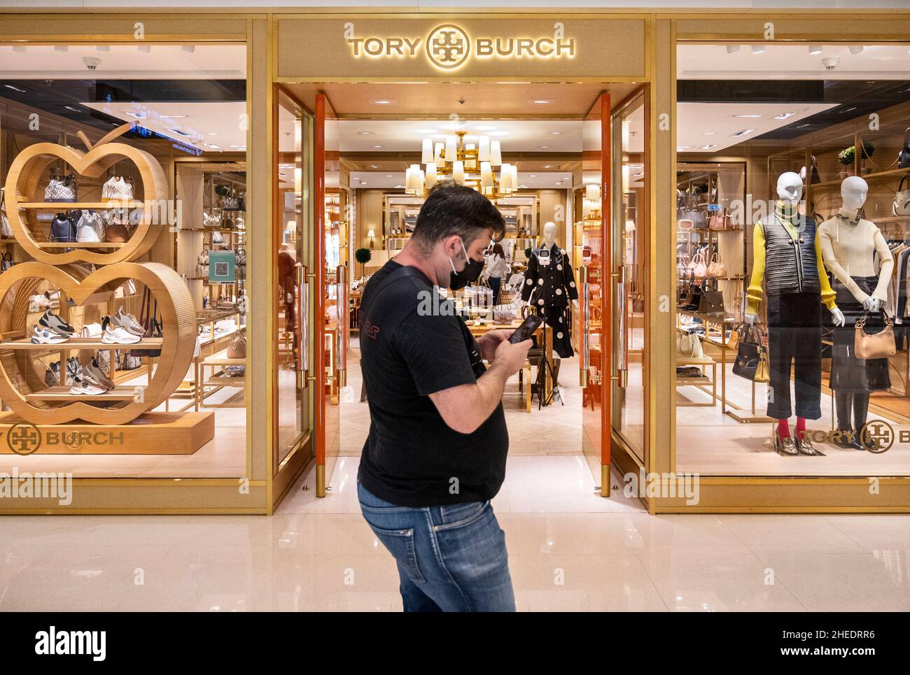 Hong Kong, China. 10th Jan, 2022. A shopper walks past the American fashion  brand Tory Burch