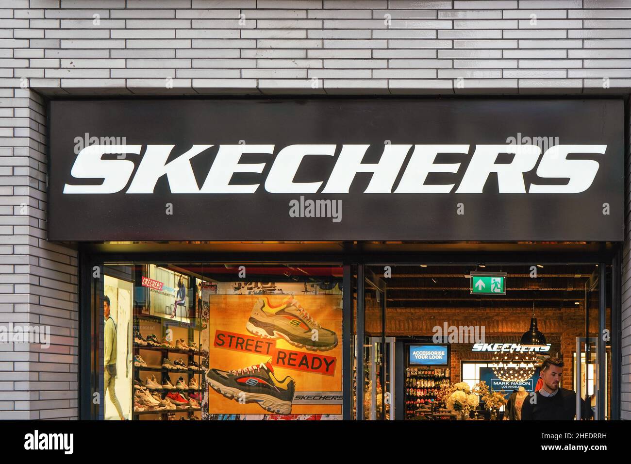 Skechers logo hi-res stock photography and images - Alamy