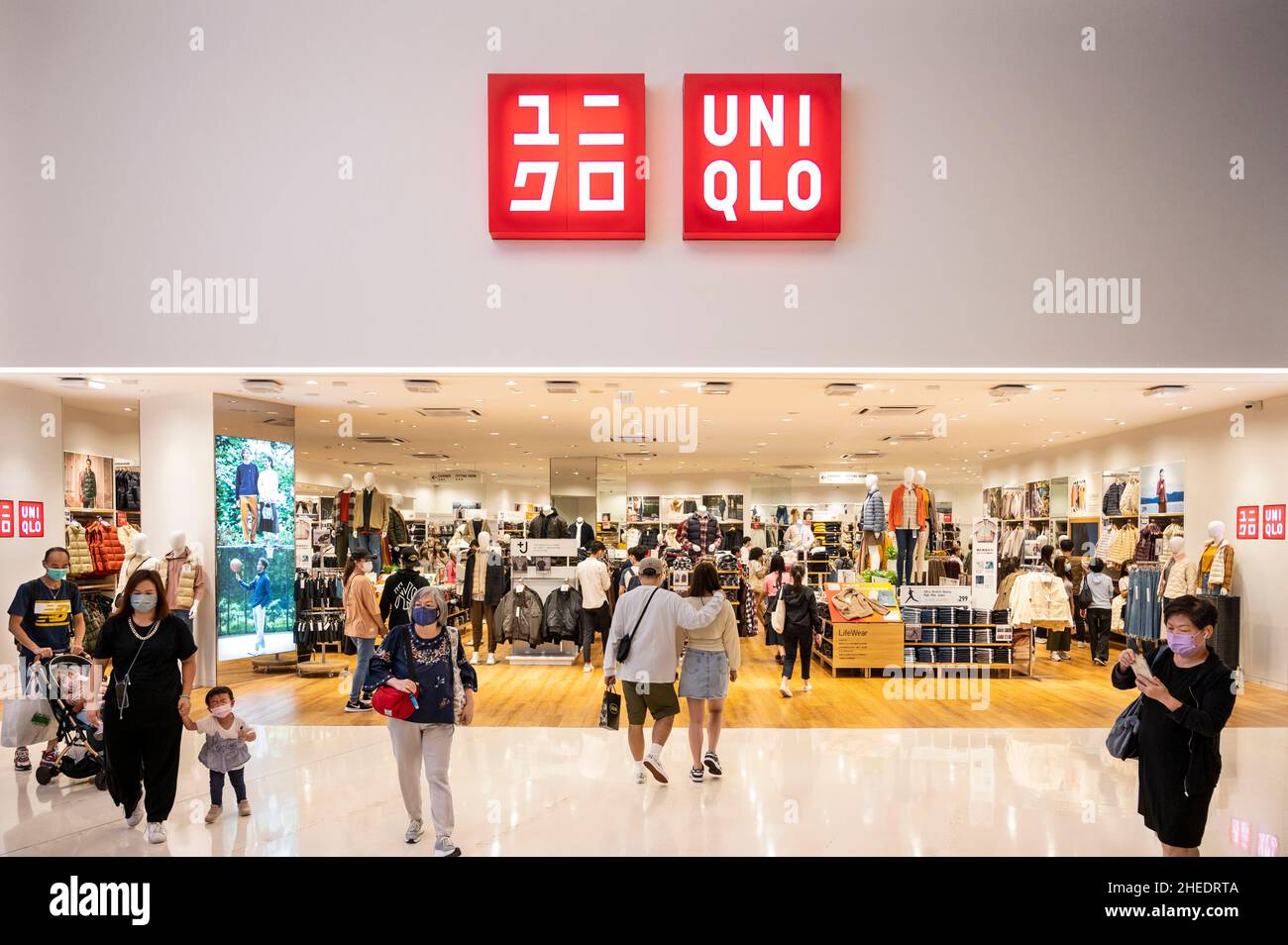 Uniqlo store china hi-res stock photography and images - Alamy