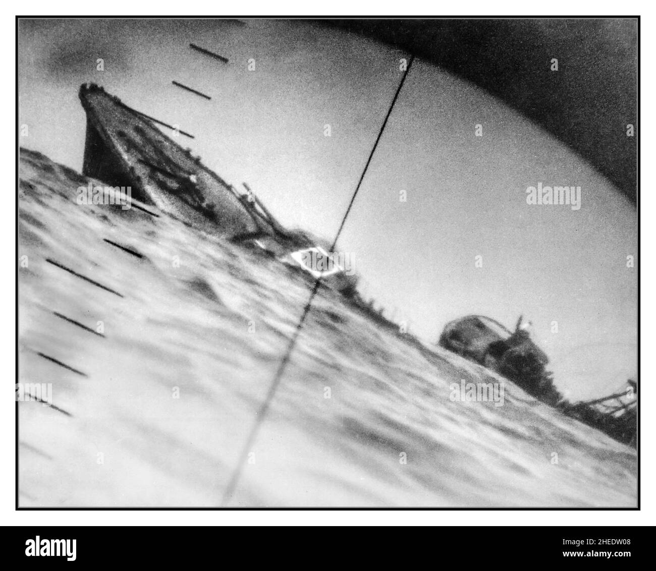 PERISCOPE US SUBMARINE IMAGE of Pacific War 1940s WW2 Sinking of the Japanese destroyer Yamakaze on 25 June 1942 approximately 110 km southeast of Yokosuku, Japan, photographed through the periscope of the U.S. Navy submarine USS Nautilus (SS-168). This position is given in The Official Chronology of the U.S. Navy in World War II by Robert Cressman. NH 111751 says 75 miles southwest of Yokahama Harbor. Yokahama is near Yokosuku. Japan World War II Stock Photo