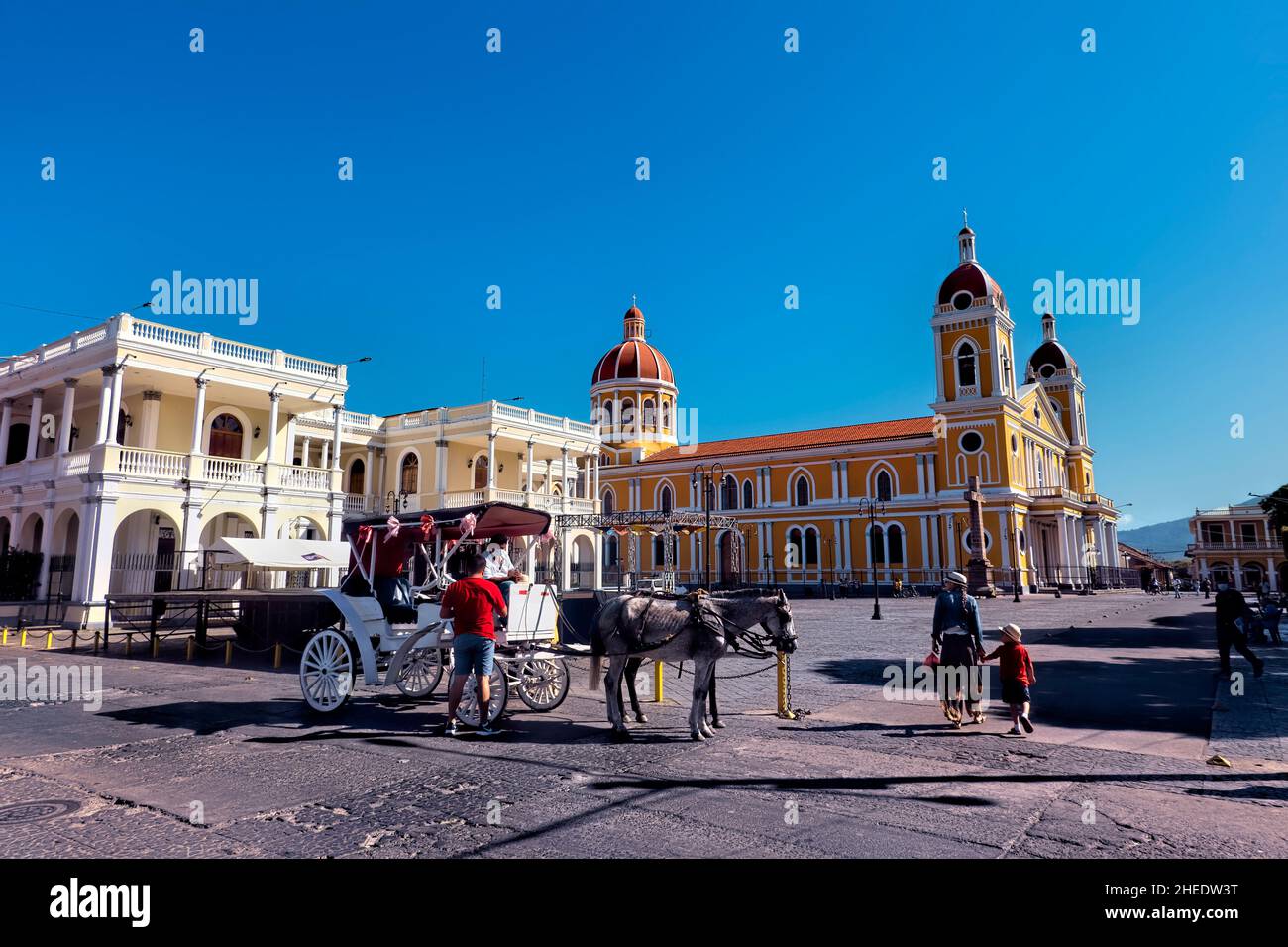 Horse and carriage sightseeing at the Granada Cathedral (Our Lady of the Assumption), Granada, Nicaragua Stock Photo