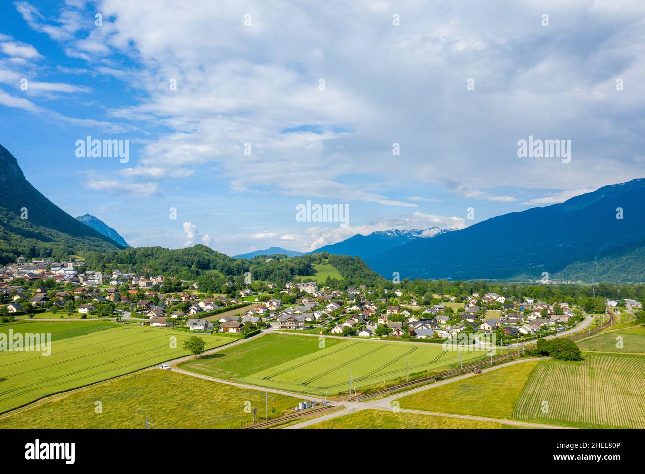 This landscape photo was taken in Europe, in France, in Isere, in the Alps, in summer. We see the city of Gresy sur Isere surrounded by mountains, und Stock Photo