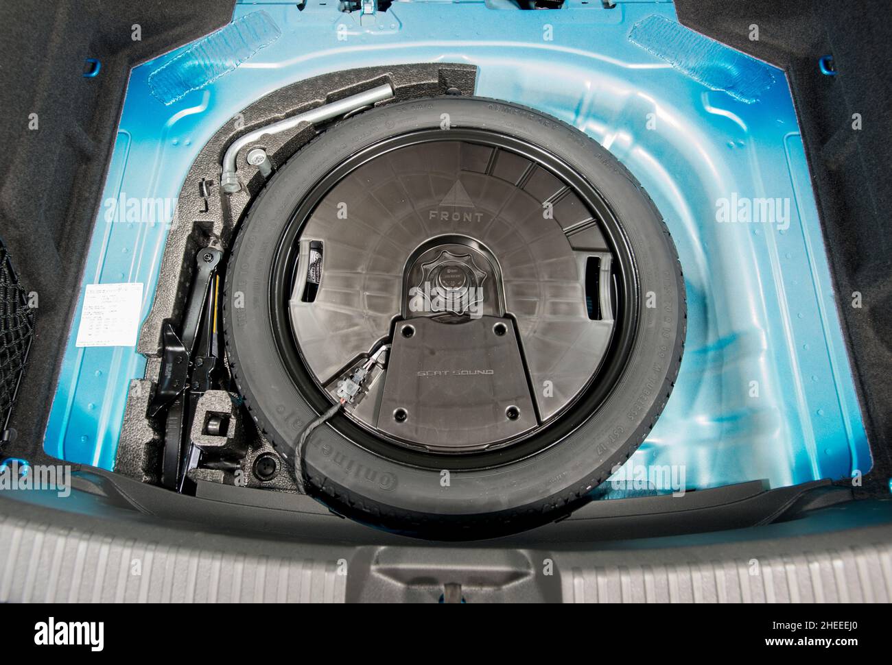 sub woofer speaker in spare wheel in a 2016 SEAT Leon Capra 290 Spanish