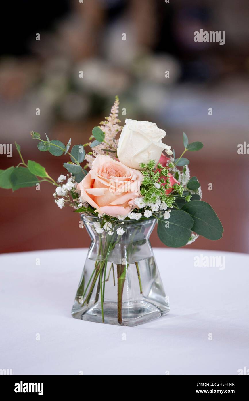 Pretty Table With Roses Beautiful glass table decoration with roses for wedding reception Stock ...
