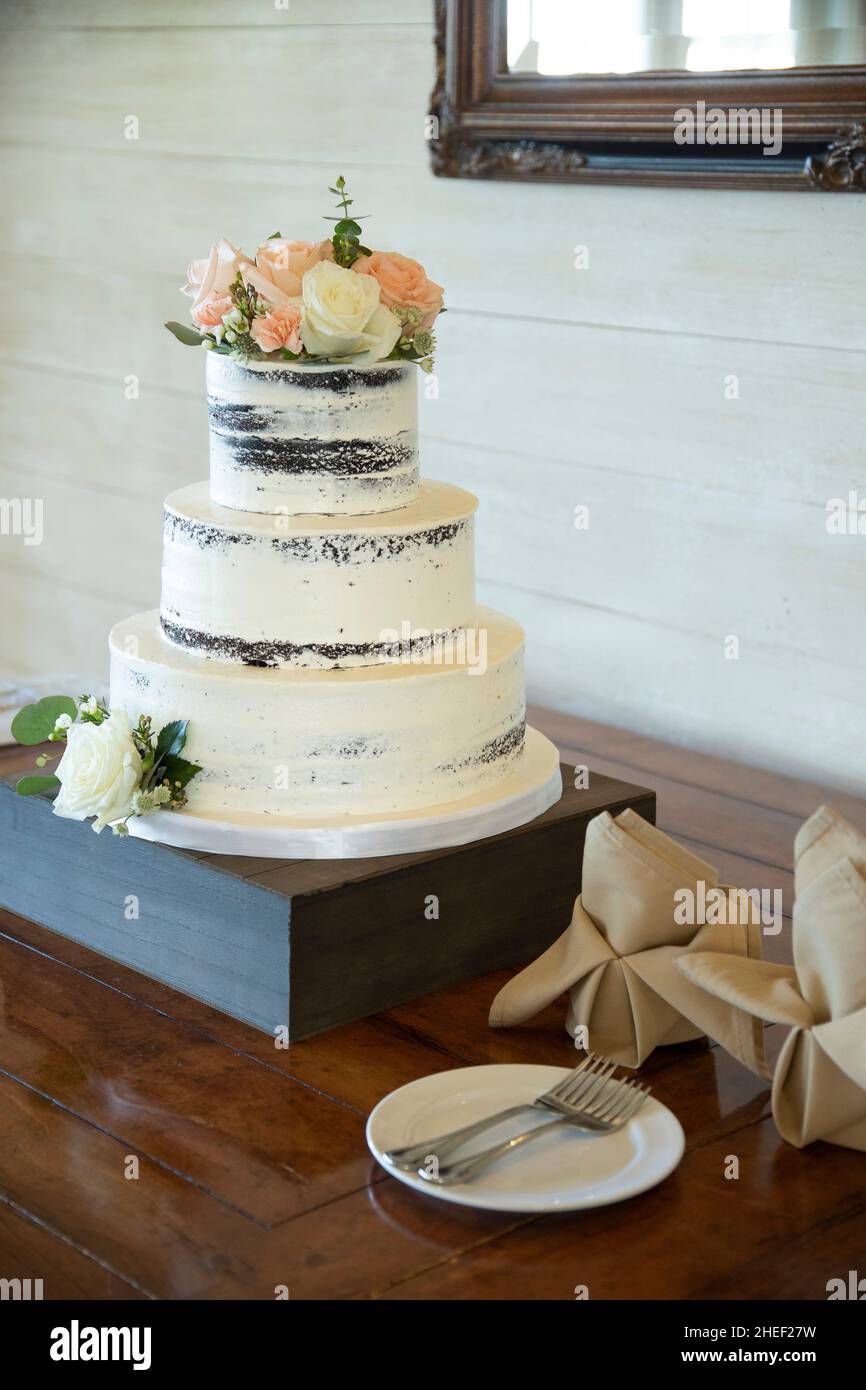 Update more than 67 dirty wedding cake best in.daotaonec