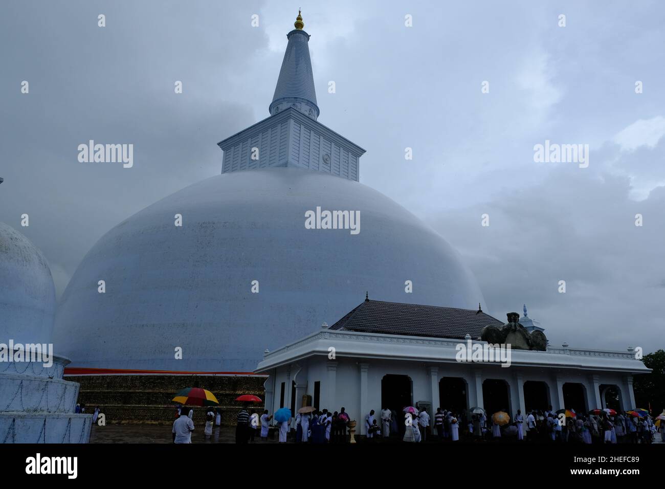 Sri Lanka Anuradhapura - Buddhist temple Ruwanwelisaya Ruwanweli Maha Seya Stupa Stock Photo