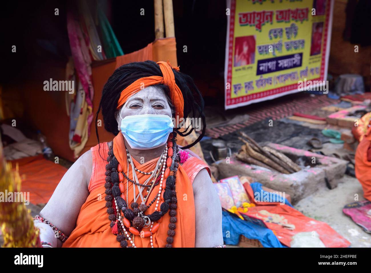 Kolkata, India. 10th Jan, 2022. Hindu monk wearing a face mask seen at a transit camp for Gangasagar Mela at Babughat.Everyday huge numbers of coronavirus cases are being reported from all over India. Credit: SOPA Images Limited/Alamy Live News Stock Photo
