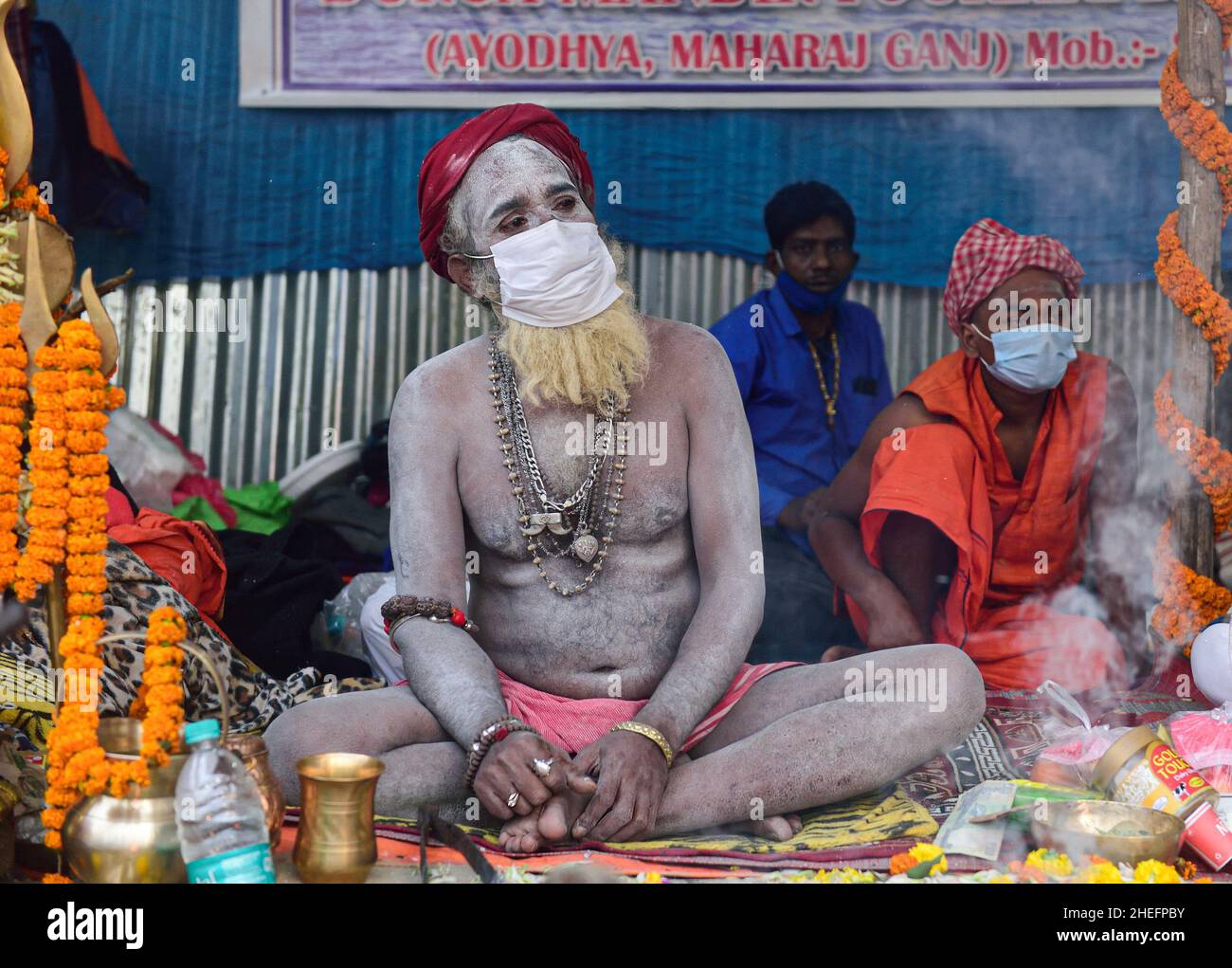 Kolkata, India. 10th Jan, 2022. Hindu monk wearing a face mask seen at a transit camp for Gangasagar Mela at Babughat.Everyday huge numbers of coronavirus cases are being reported from all over India. Credit: SOPA Images Limited/Alamy Live News Stock Photo