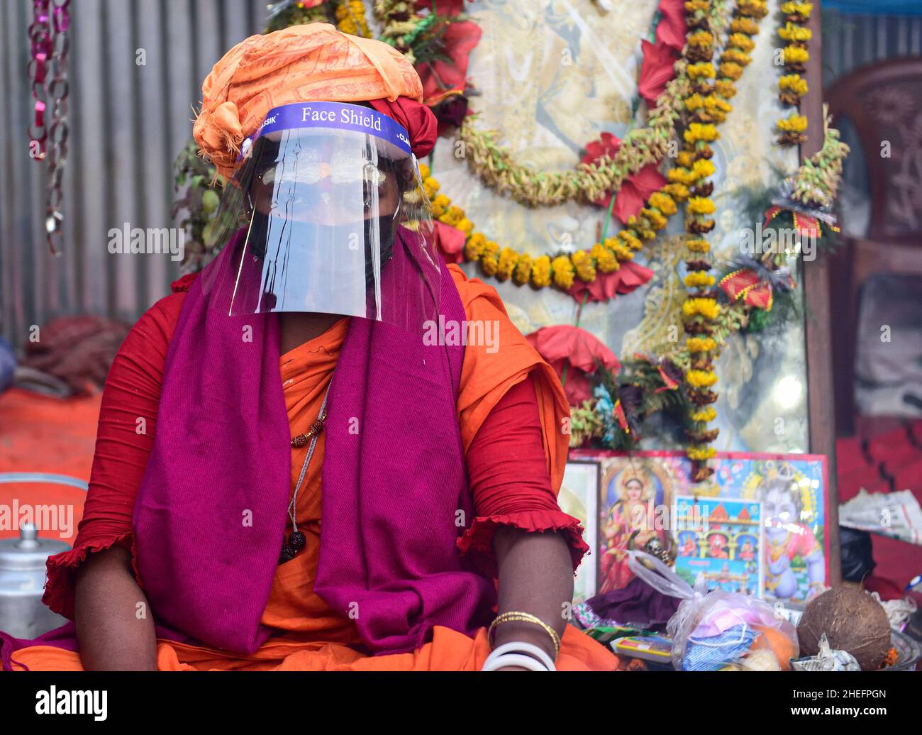 Kolkata, India. 10th Jan, 2022. Hindu monk wearing a face shield and face mask seen at a transit camp for Gangasagar Mela at Babughat.Everyday huge numbers of coronavirus cases are being reported from all over India. (Photo by Sumit Sanyal/SOPA Images/Sipa USA) Credit: Sipa USA/Alamy Live News Stock Photo