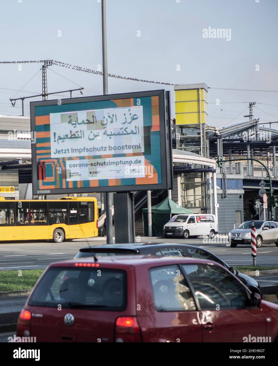Aufforderung zur Booster-Impfung auf einem Schild in Essen / NRW, auch in arabischen (?) Schriftzeichen Stock Photo