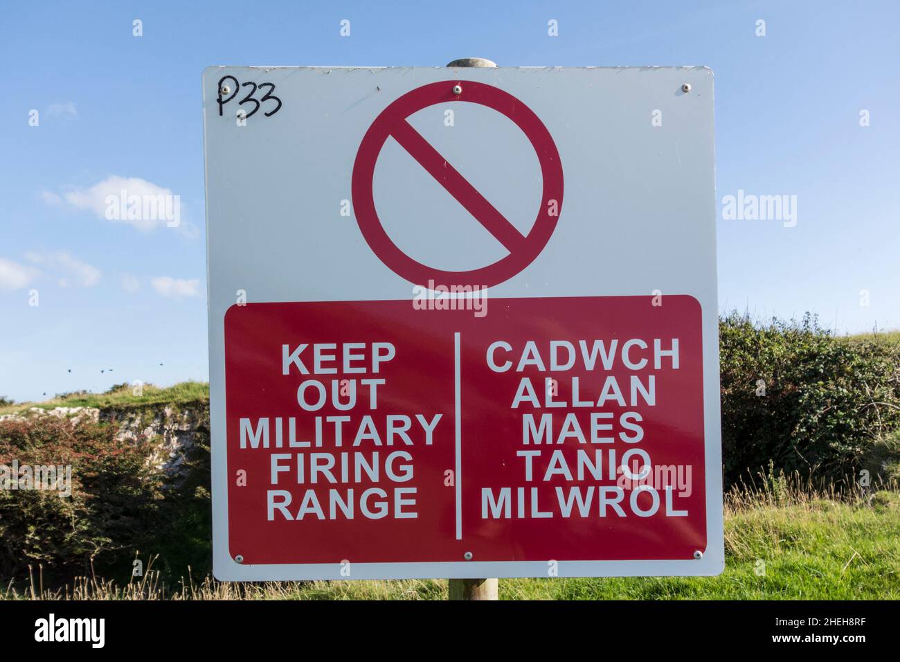 Keep Out Military Firing Range sign in English and Welsh, Penally, Pembrokeshire, Wales, UK Stock Photo