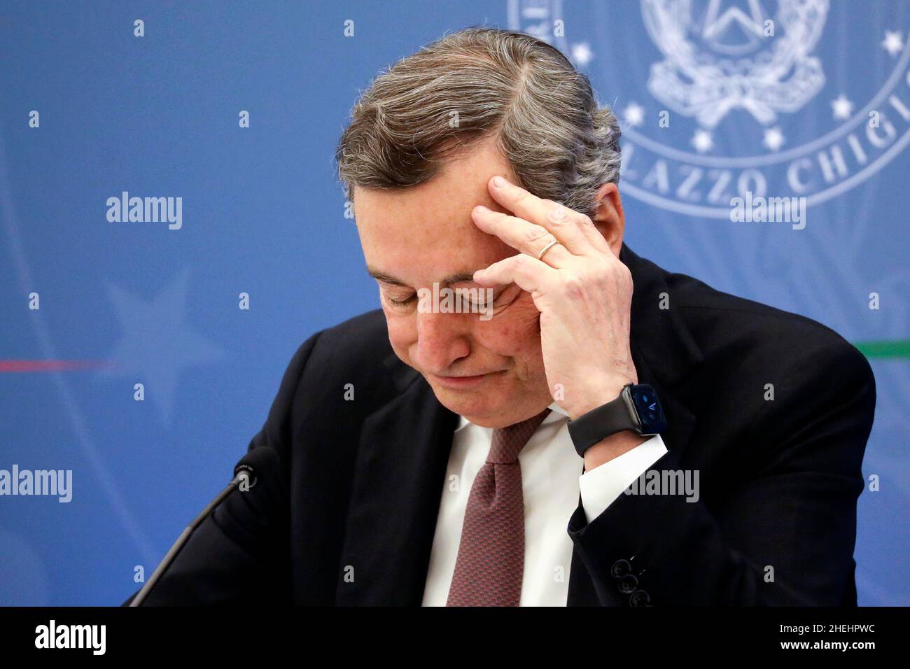 Italy, Rome, January 10, 2022 : Government press conference, at Palazzo Chigi, on the new provisions regarding the fight against the Covid pandemic.  In the picture the italian Prime Minister Mario Draghi     Photo © Fabio Cimaglia/Sintesi/Alamy Live News Stock Photo