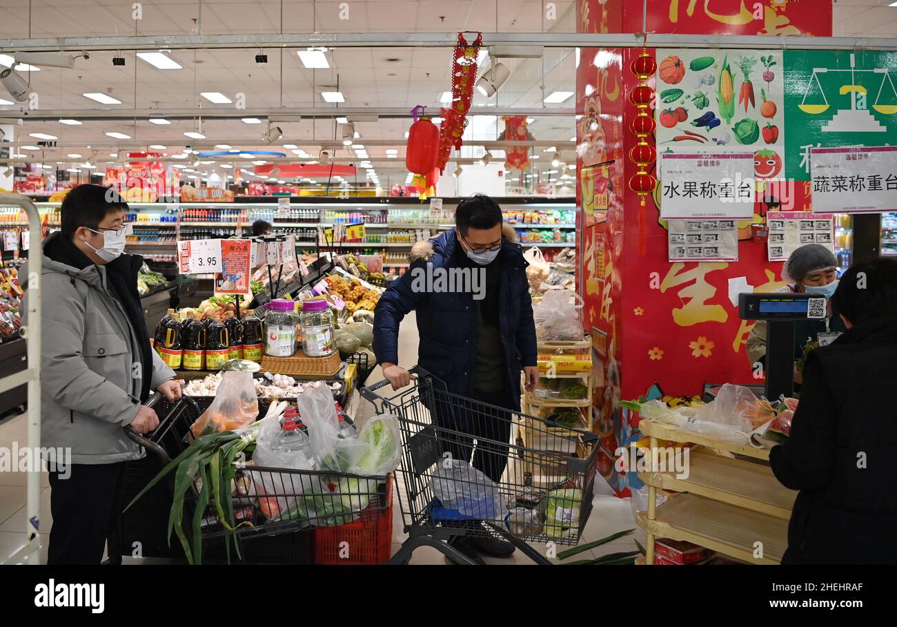 (220111) -- TIANJIN, Jan. 11, 2022 (Xinhua) -- Residents buy vegetables in a supermarket in north China's Tianjin, Jan. 10, 2022. North China's Tianjin Municipality which has witnessed the latest COVID-19 resurgence has launched an emergency response mechanism to guarantee the supply of daily necessities.According to the Tianjin municipal bureau of commerce, local authorities have mobilized major wholesale suppliers, supermarkets and vegetable markets to add inventory in order to cope with the market demand for meat, eggs and vegetables. Currently, the city's major wholesale markets for agricu Stock Photo