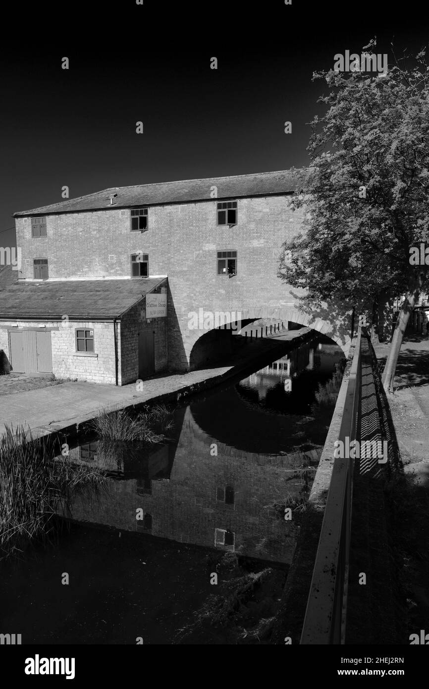 Cuckoo Wharf Coffee Shop on the Chesterfield Canal, Worksop town, Nottinghamshire, England, UK Stock Photo