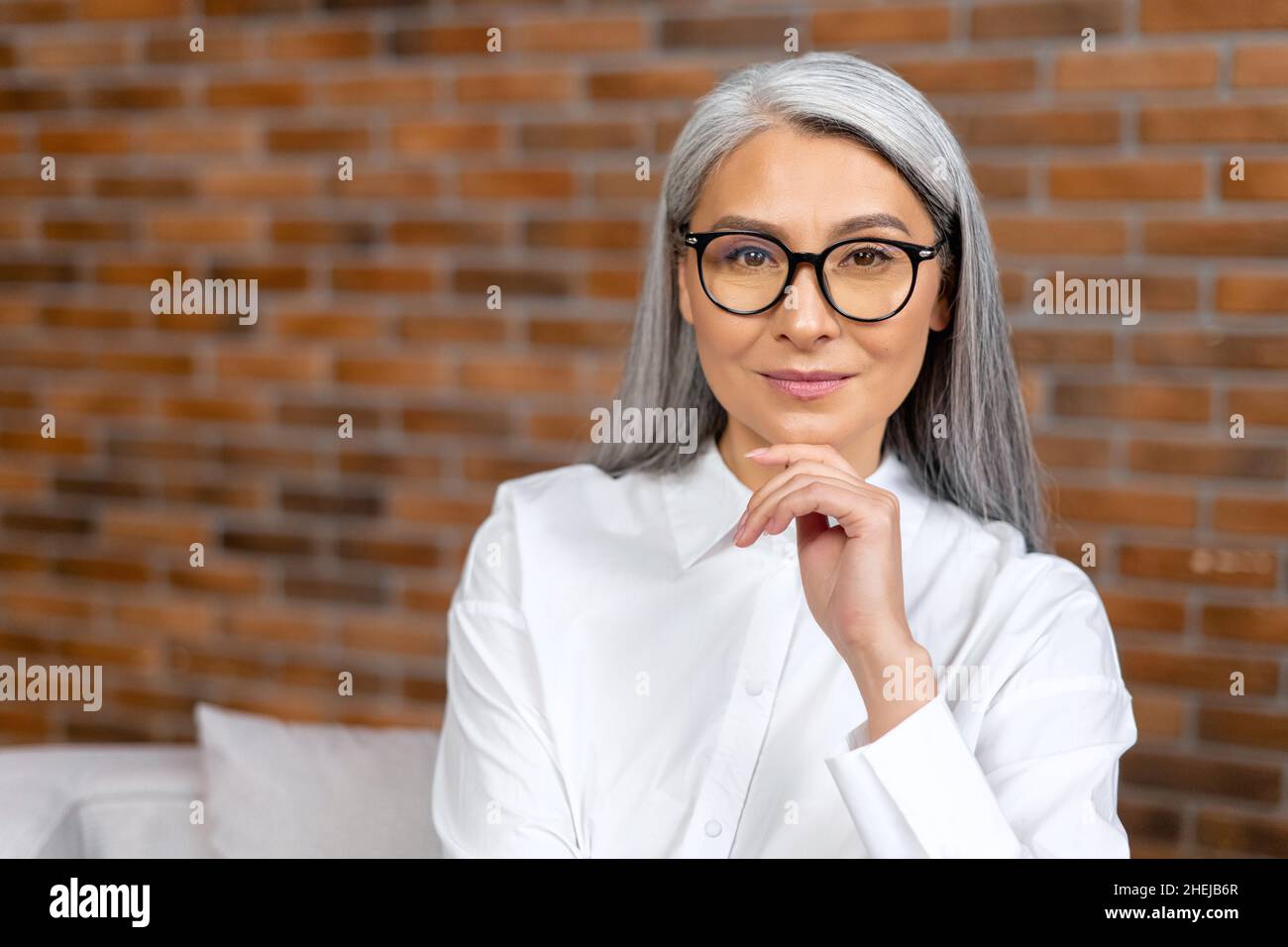 Stylish mature woman alone hi-res stock photography and images - Alamy