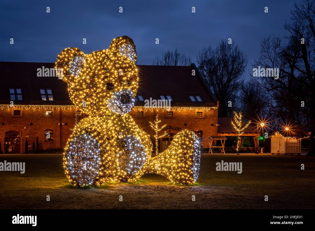 Zamek Topacz, Poland - January 01, 2022: A large LED teddy bear Christmas illumination. Topacz castle in background. Winter night, no people. Stock Photo
