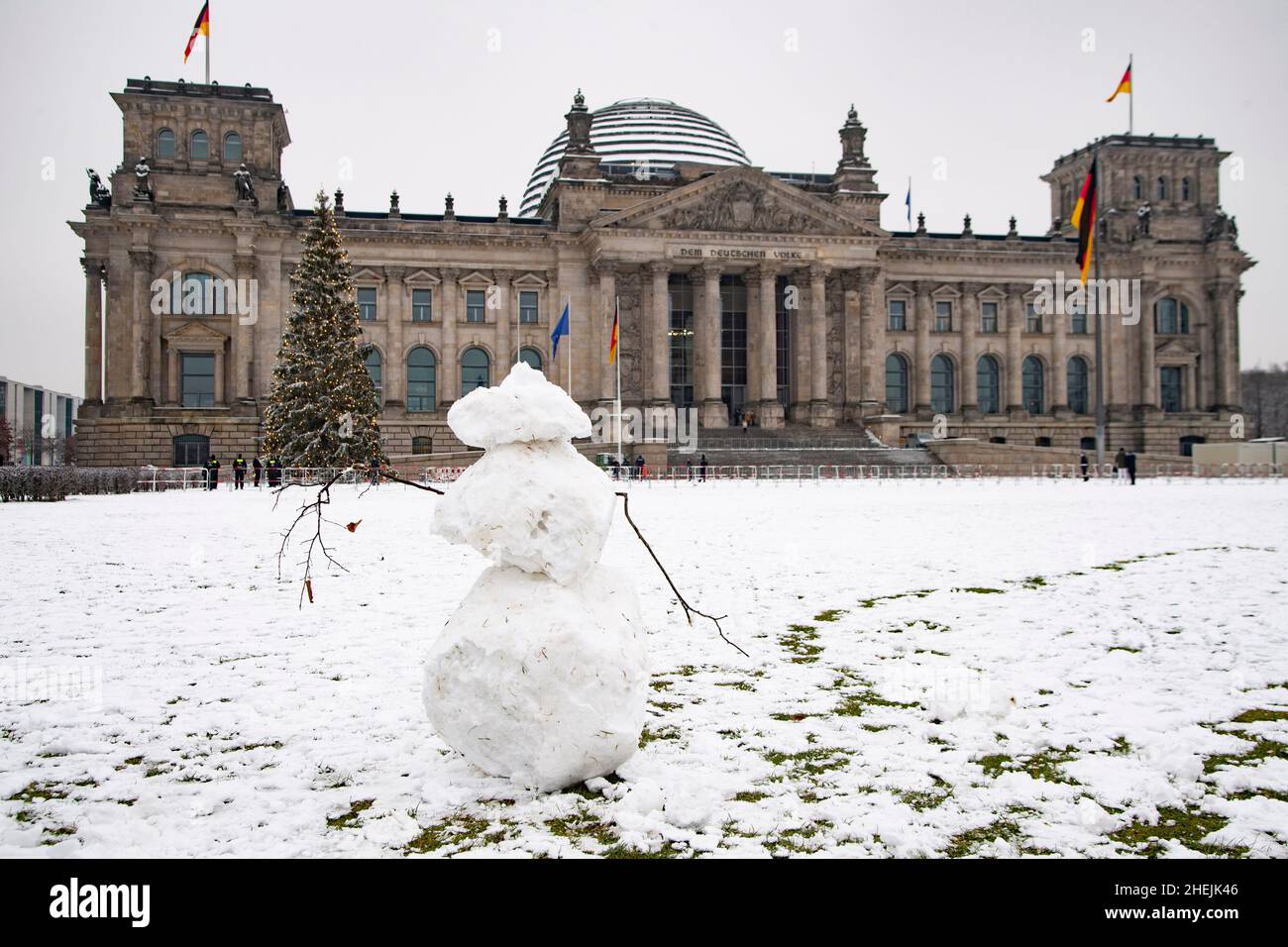 Berlin, Deutschland. 09th Dec, 2021. The German Bundestag, Reichstag, in front of it is a decorated Weihaftertsbaum, in the foreground a snowman, it has snowed, snow, winter, 6th plenary session of the German Bundestag, German Bundestag in Berlin, Germany on December 09, 2021 Credit: dpa/Alamy Live News Stock Photo
