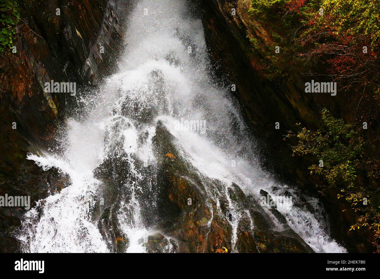 Südtirol, Healthiness, Wellness, Wasserfall, Dolomiten, Meran , Bozen,  tosendes wildes Wasser stürzt von dem Berg und den Felsen herunter Stock Photo