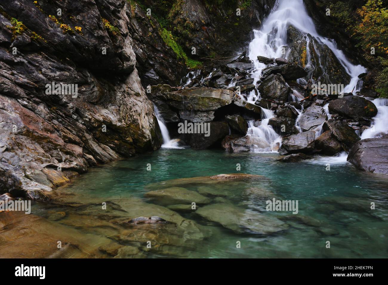 Südtirol, Healthiness, Wellness, Wasserfall, Dolomiten, Meran , Bozen,  tosendes wildes Wasser stürzt von dem Berg und den Felsen herunter Stock Photo