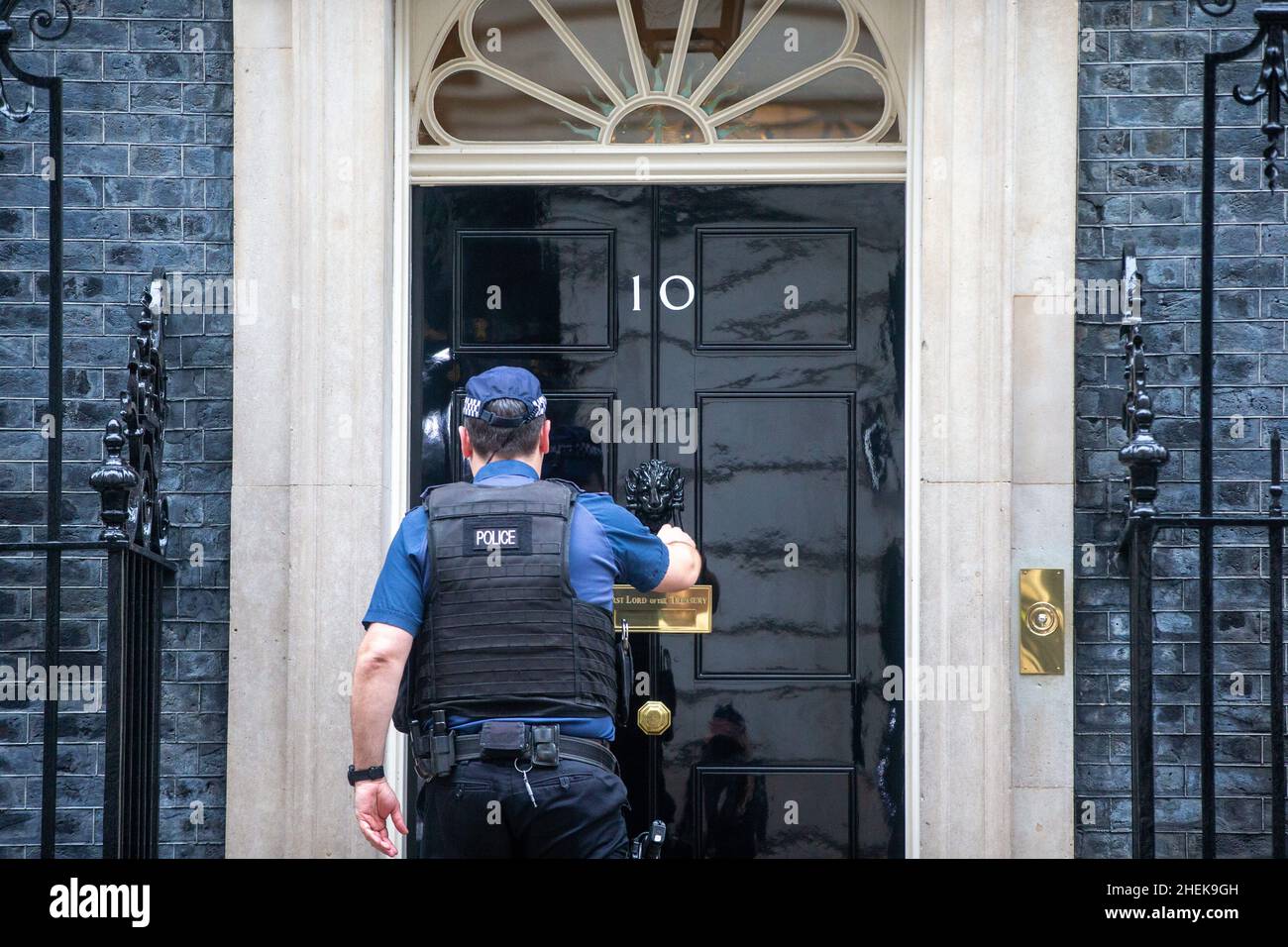 London, England, UK. 11th Jan, 2022. A police officer is seen outside 10 Downing Street. British police investigate the allegations of Covid-19 rules breach in Downing Street after a leaked email revealed that Prime Minister Â Boris Johnson's principal private secretary Martin Reynolds invited more than 100 staff to bring their own drinks to Number 10's garden during first lockdown on May 20, 2020. (Credit Image: © Tayfun Salci/ZUMA Press Wire) Stock Photo