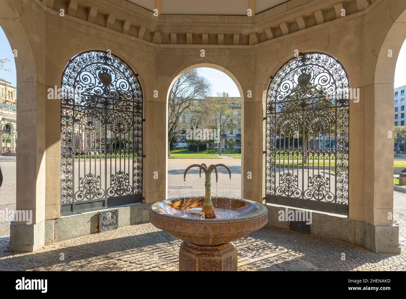 famous Kochbrunnen (cooking well) in Wiesbaden with healthy hot spring and historic fountain Stock Photo