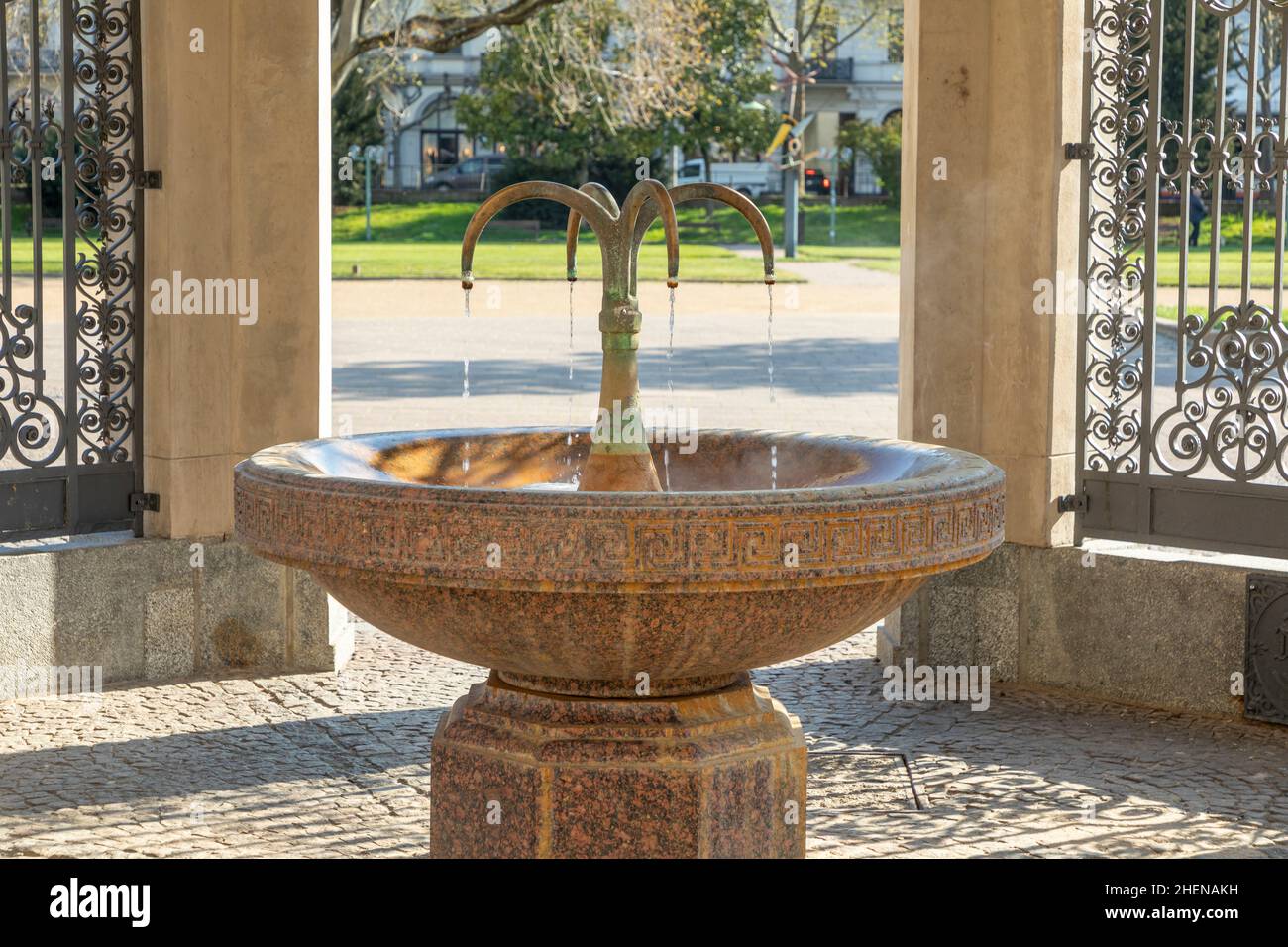 famous Kochbrunnen (cooking well) in Wiesbaden with healthy hot spring and historic fountain Stock Photo