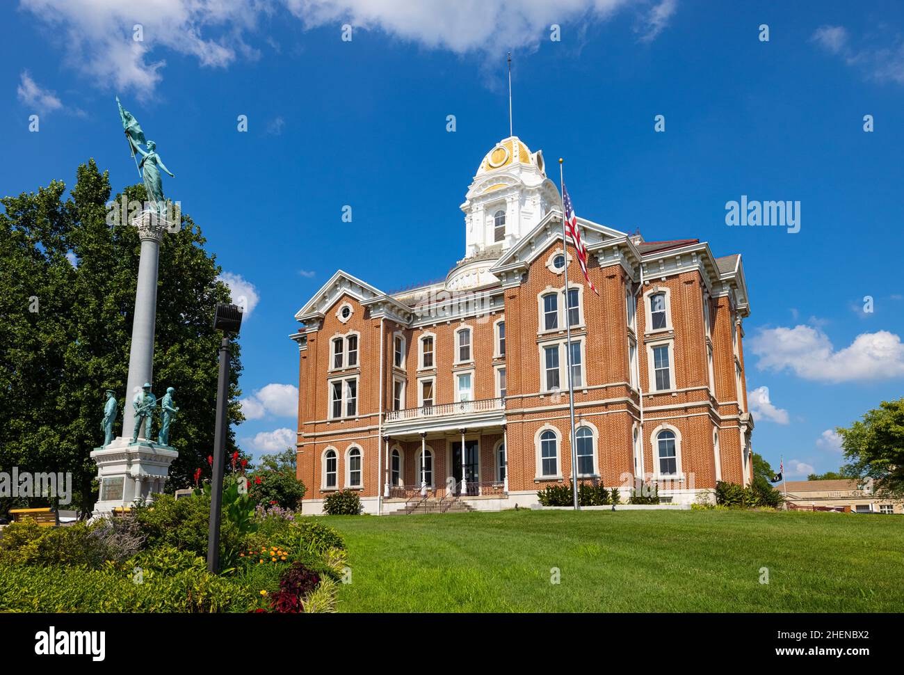 Mount Vernon, Indiana, USA - August 24, 2021: The Posey County Courthouse and it is war Memorial Stock Photo