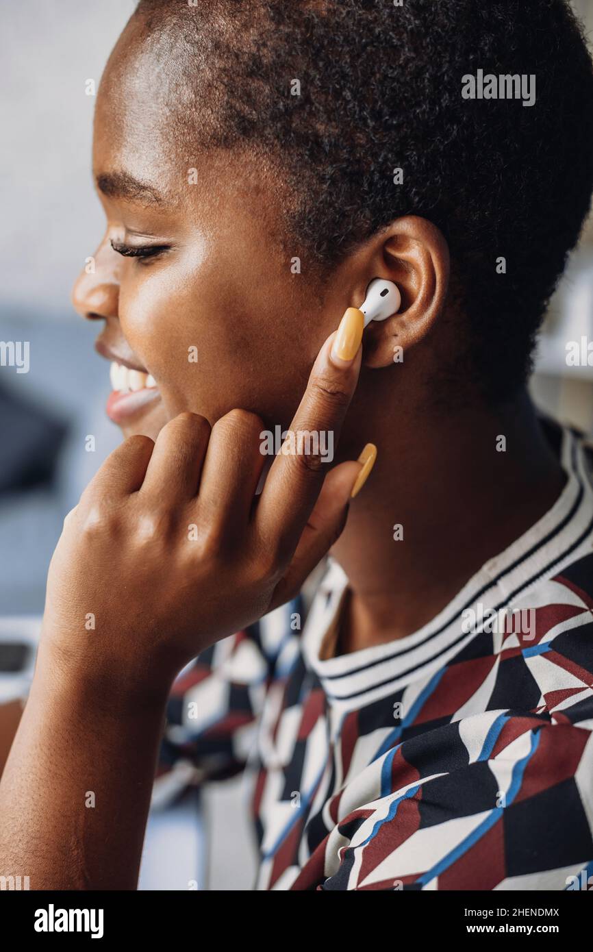 Airpods female hi-res stock photography and images - Alamy