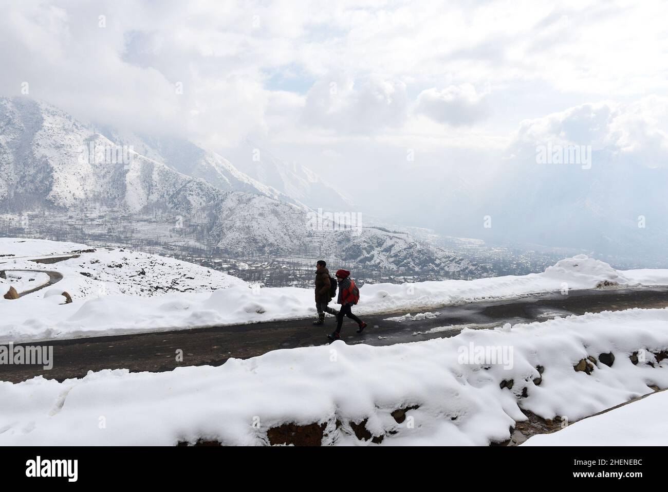 Srinagar, India. 11th Jan, 2022. SRINAGAR, INDIA - JANUARY 11: A view of snow clad mountains on January 11, 2022 on the outskirts of Srinagar, India. (Photo by Waseem Andrabi/Hindustan Times/Sipa USA) Credit: Sipa USA/Alamy Live News Stock Photo