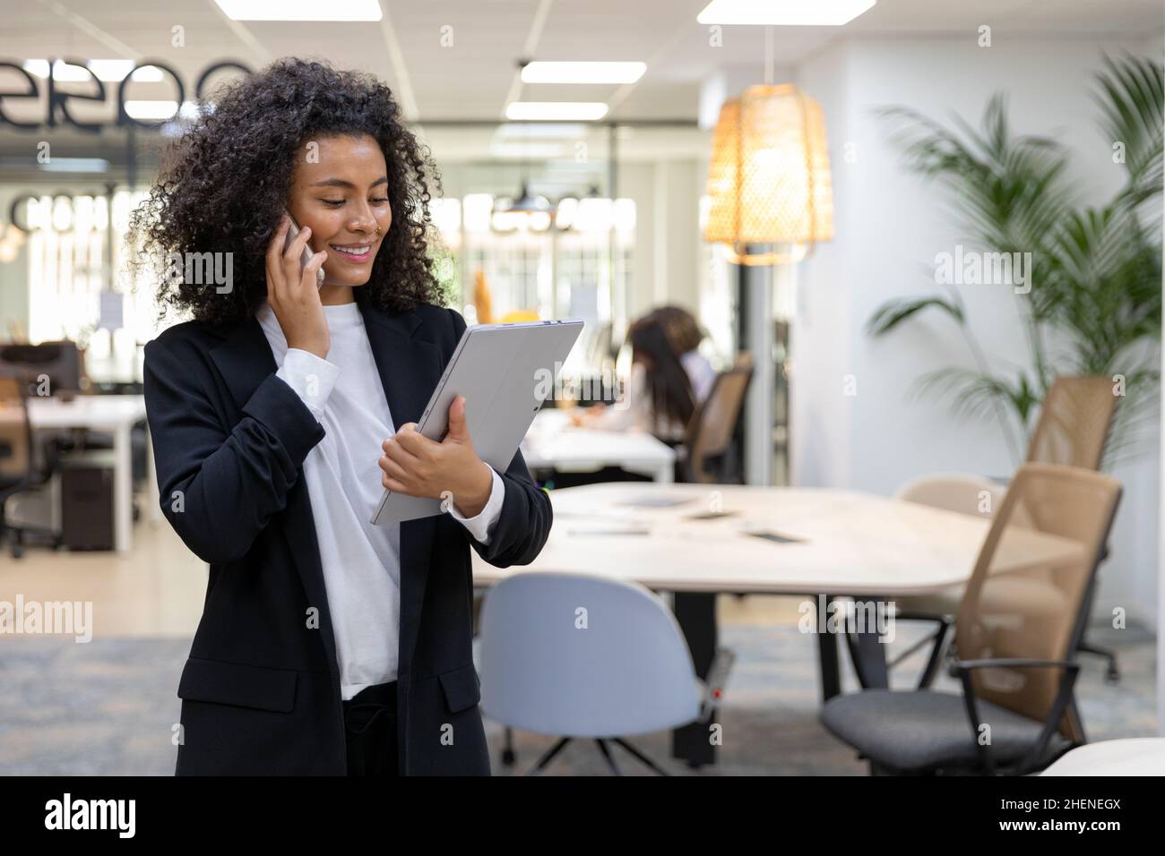 African business woman talking hi-res stock photography and images - Alamy