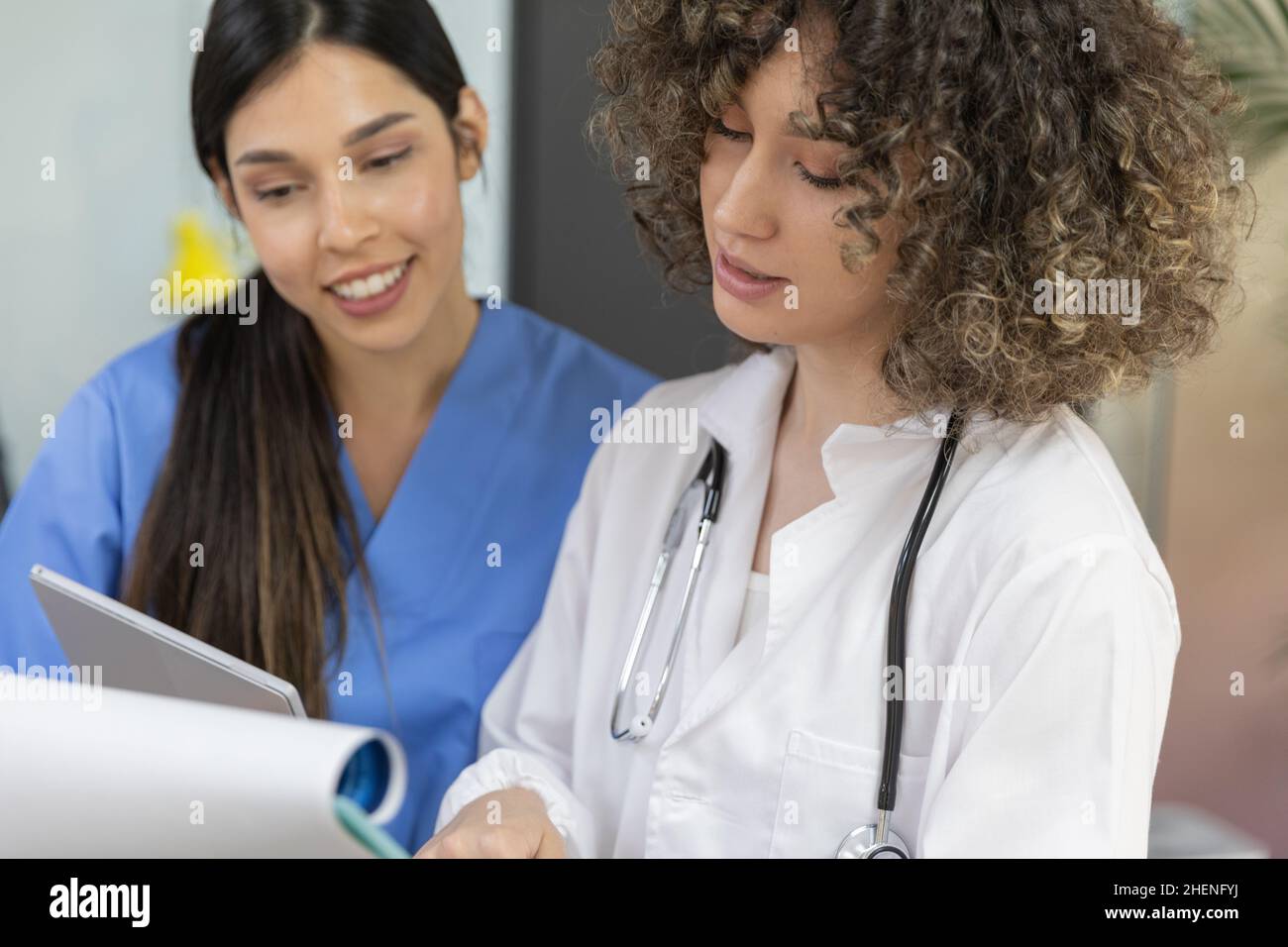 Nurse wearing blue uniform hi-res stock photography and images - Alamy