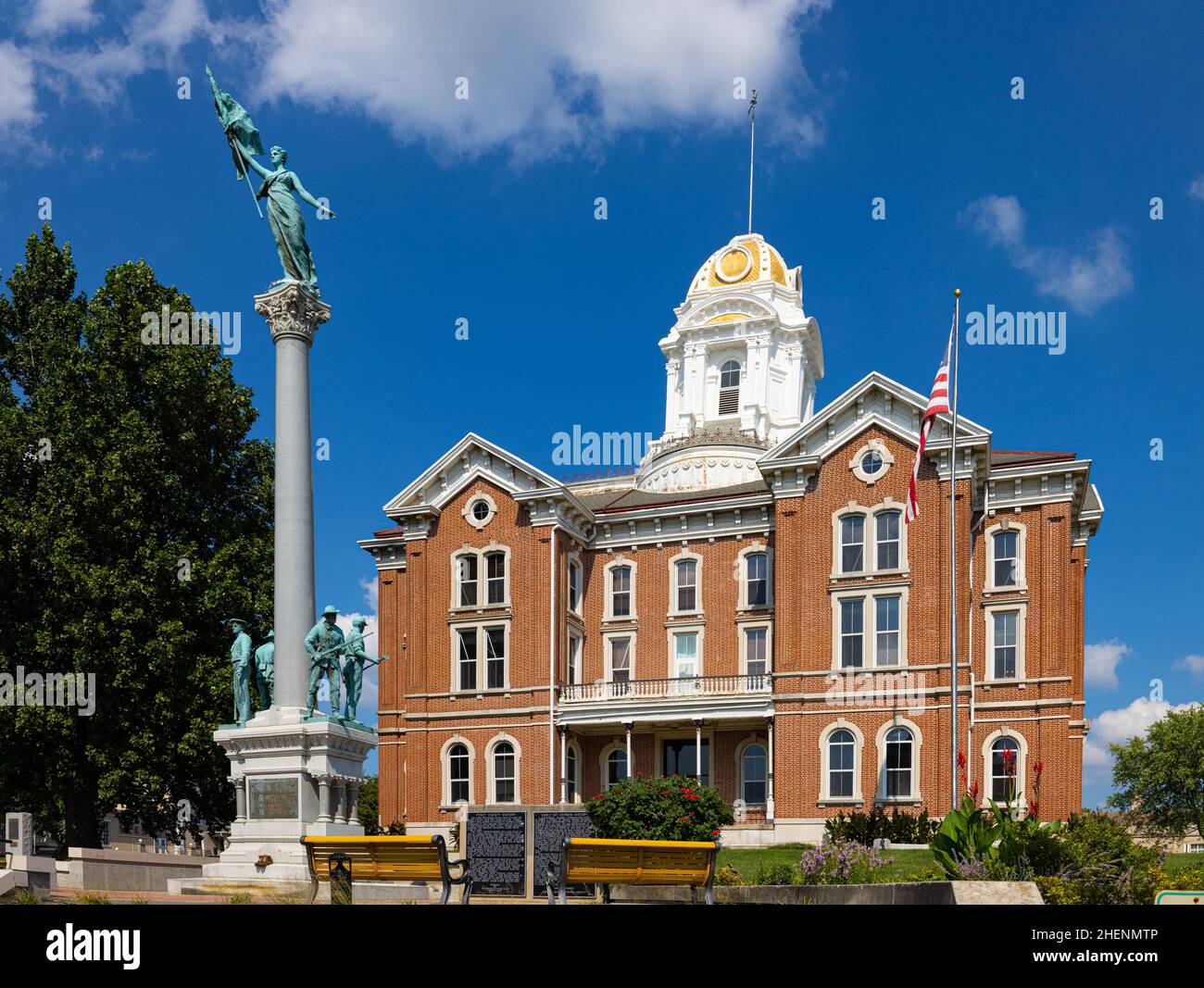 Mount Vernon, Indiana, USA - August 24, 2021: The Posey County Courthouse and it is war Memorial Stock Photo