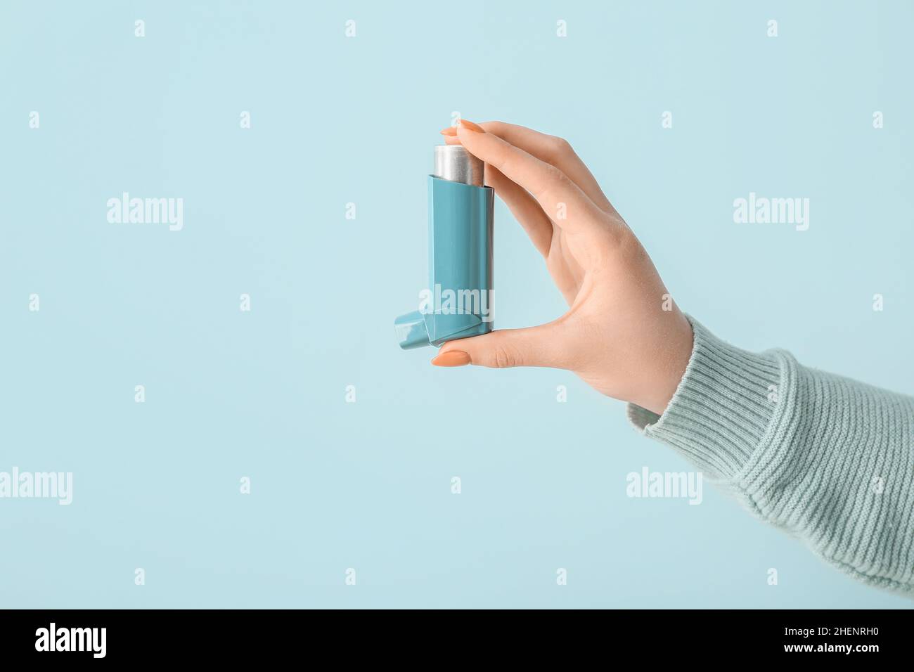 Woman asthma inhaler blue hi-res stock photography and images - Alamy
