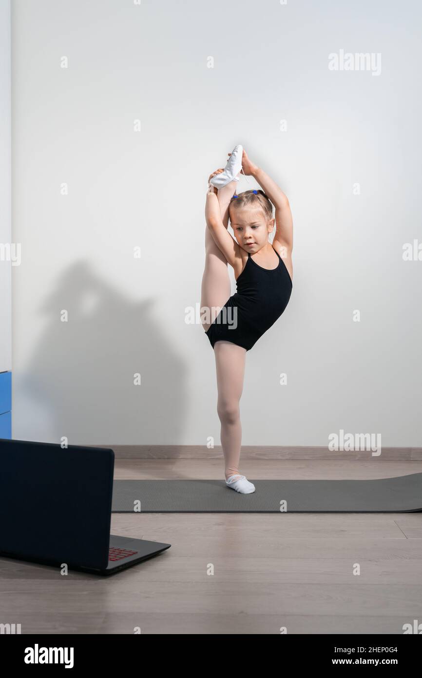Kid girl gymnastique rythmique exercices sur fond blanc Photo Stock - Alamy