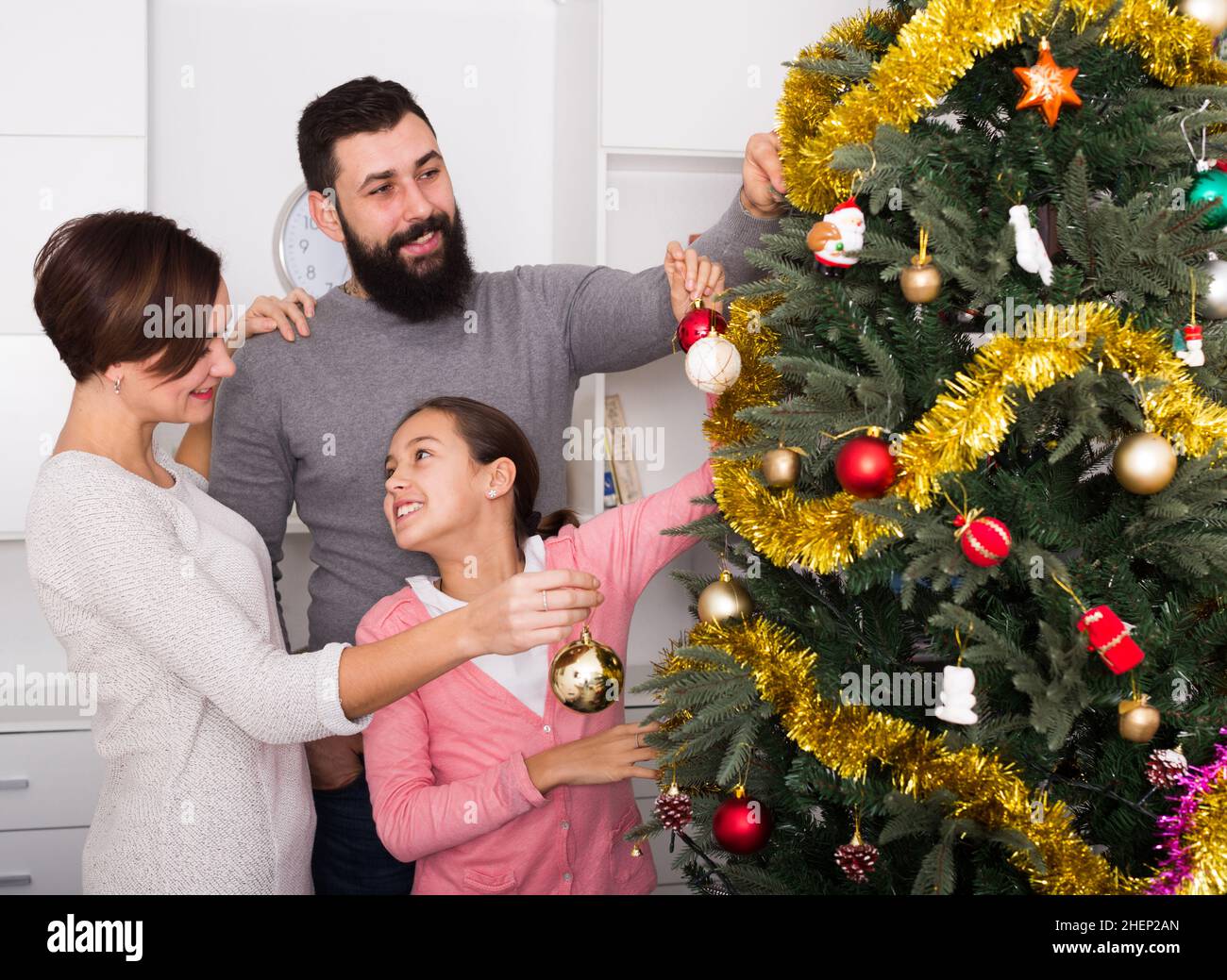 Family decorating tree Stock Photo Alamy