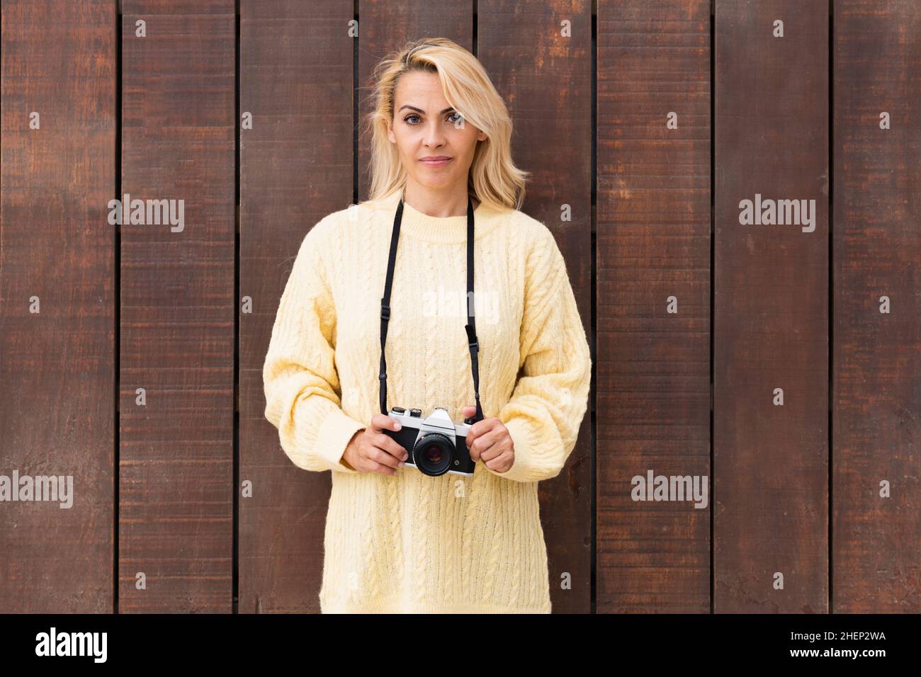 Woman standing facing camera hi-res stock photography and images - Alamy