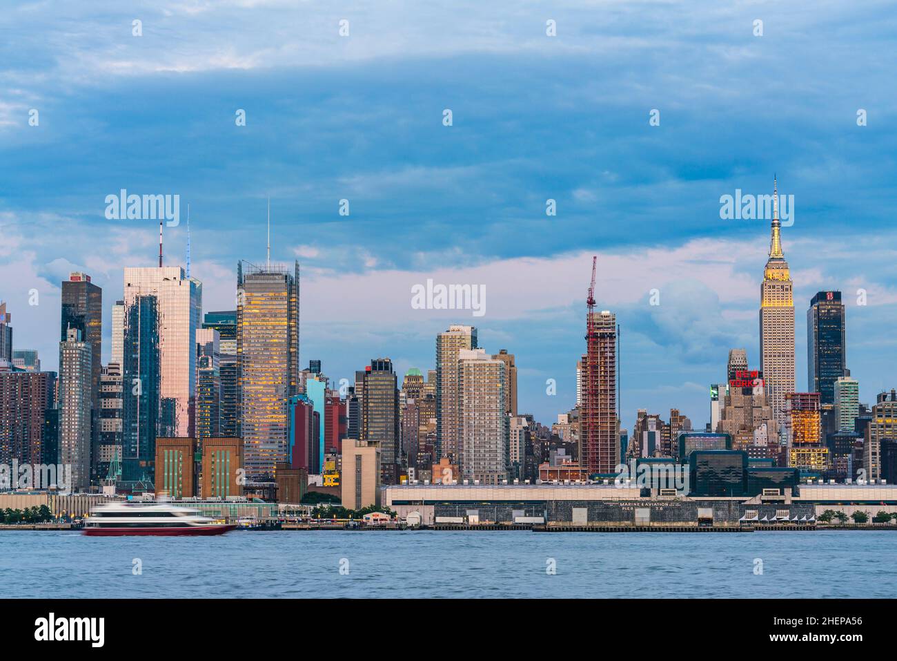 New york city skyline at night hi-res stock photography and images - Alamy