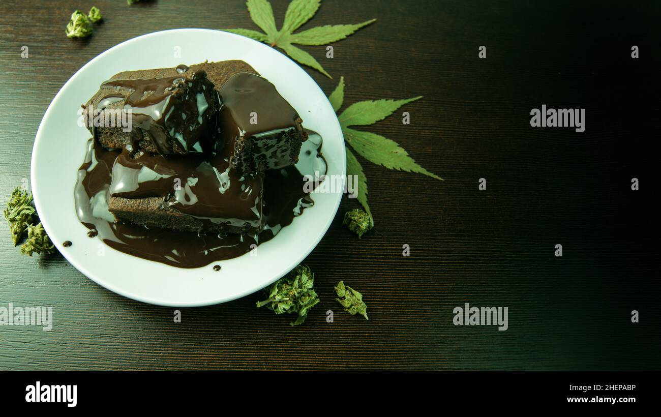 Cannabis brownies hi-res stock photography and images - Alamy, image size:1300x820