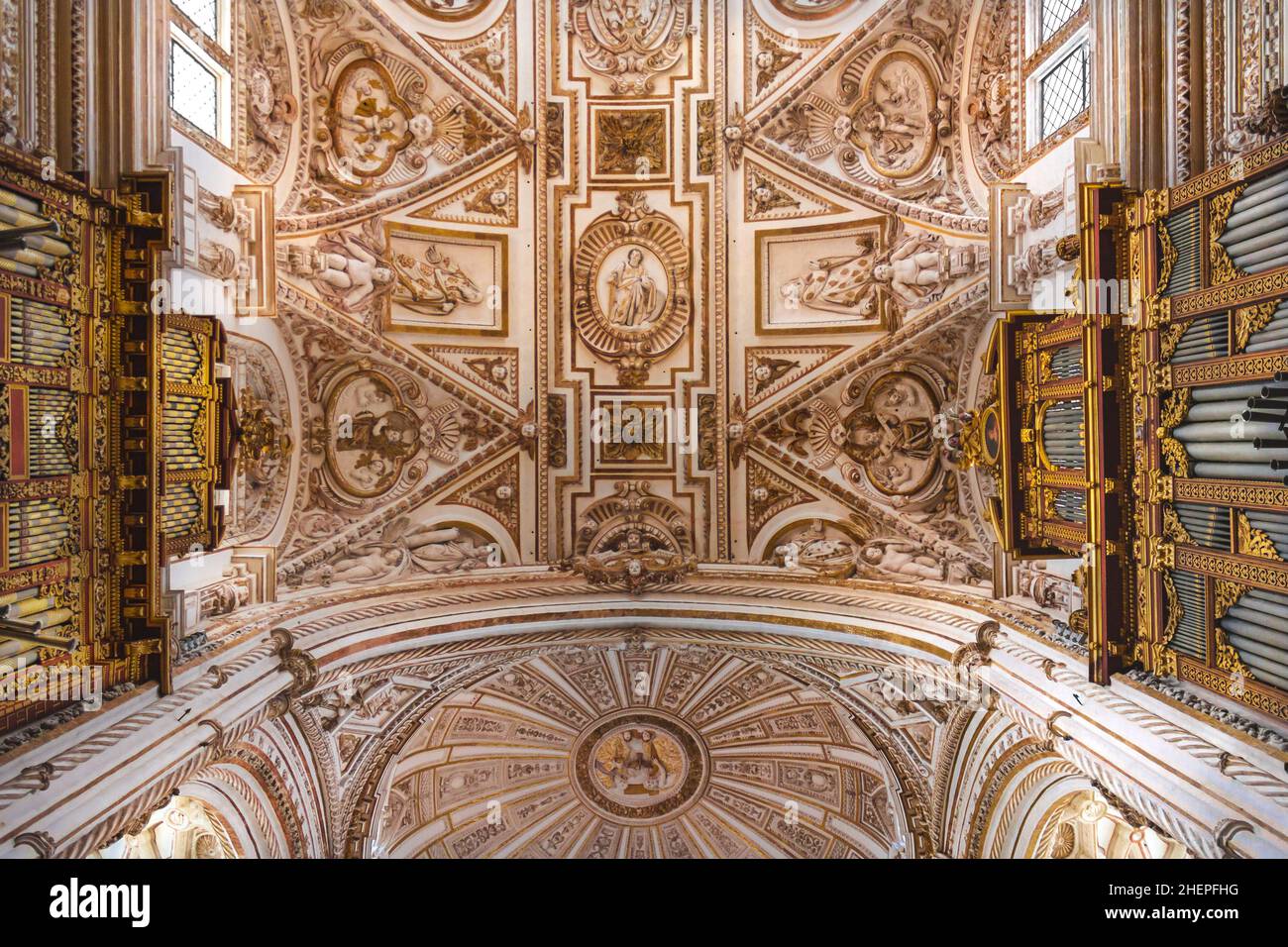 Órgano sinfónico y bóveda de la Mezquita-Catedral de Córdoba, España Stock Photo