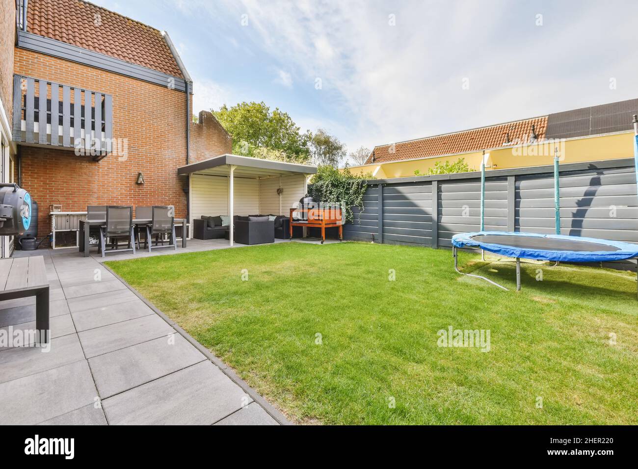 Minimalist courtyard hi-res stock photography and images - Alamy