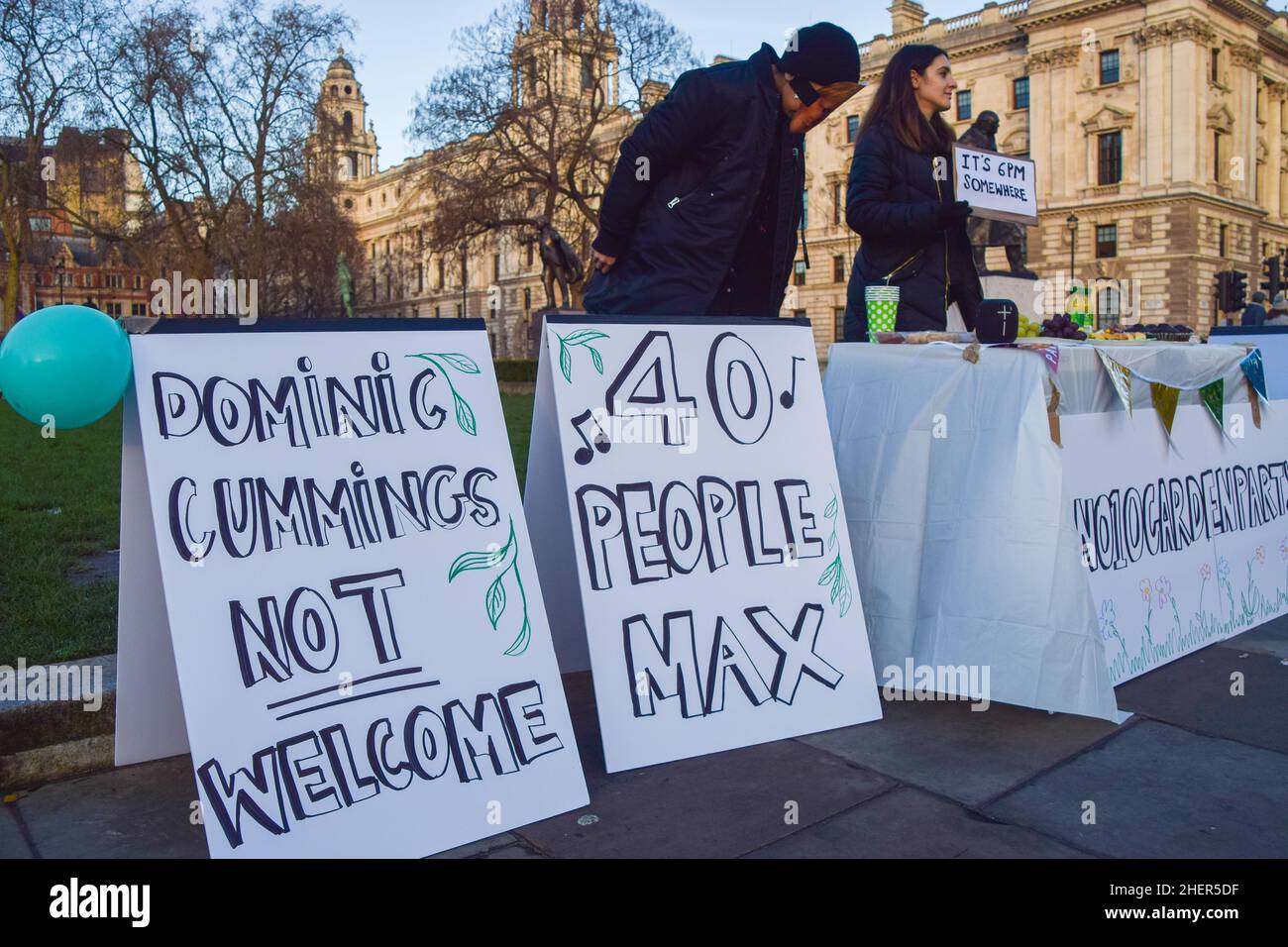 London, UK 12th January 2022. Protesters hosted a 'No. 10 garden party' with snacks at Parliament Square as pressure mounts on Boris Johnson over the lockdown parties held at 10 Downing Street. Credit: Vuk Valcic / Alamy Live News Stock Photo