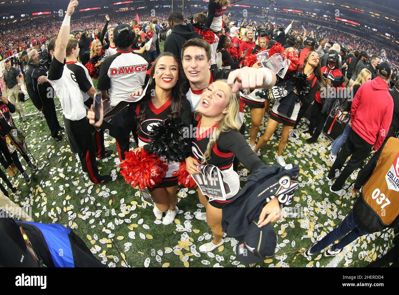 Bulldogs cheerleaders celebrate winning the 2022 CFP college