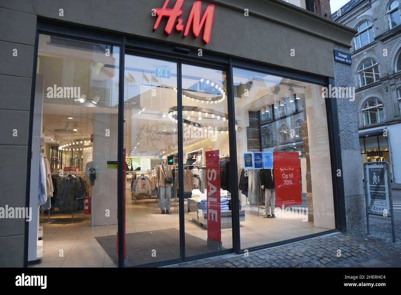 H&m store hi-res stock photography and images - Page 36 - Alamy