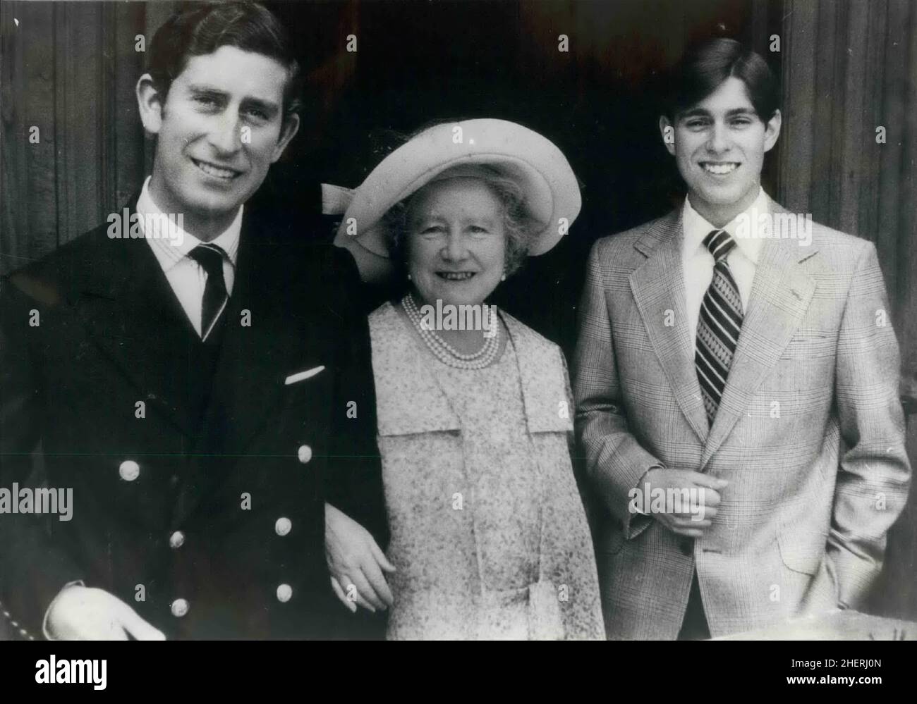 Aug. 1975 - London, England, United Kingdom - Her Majesty the QUEEN MOTHER will celebrate her seventy-fifth birthday. The Queen Mother at Windsor, with two of her grandsons, HRH PRINCE CHARLES, left, and HRH PRINCE ANDREW. Credit: Keystone Press Agency/ZUMA Wire/Alamy Live News Stock Photo
